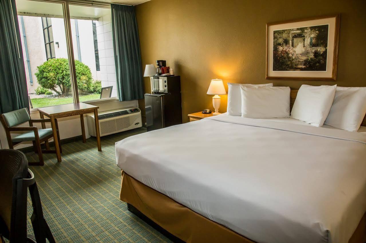 Baymont By Wyndham Fargo Hotel Eksteriør billede
